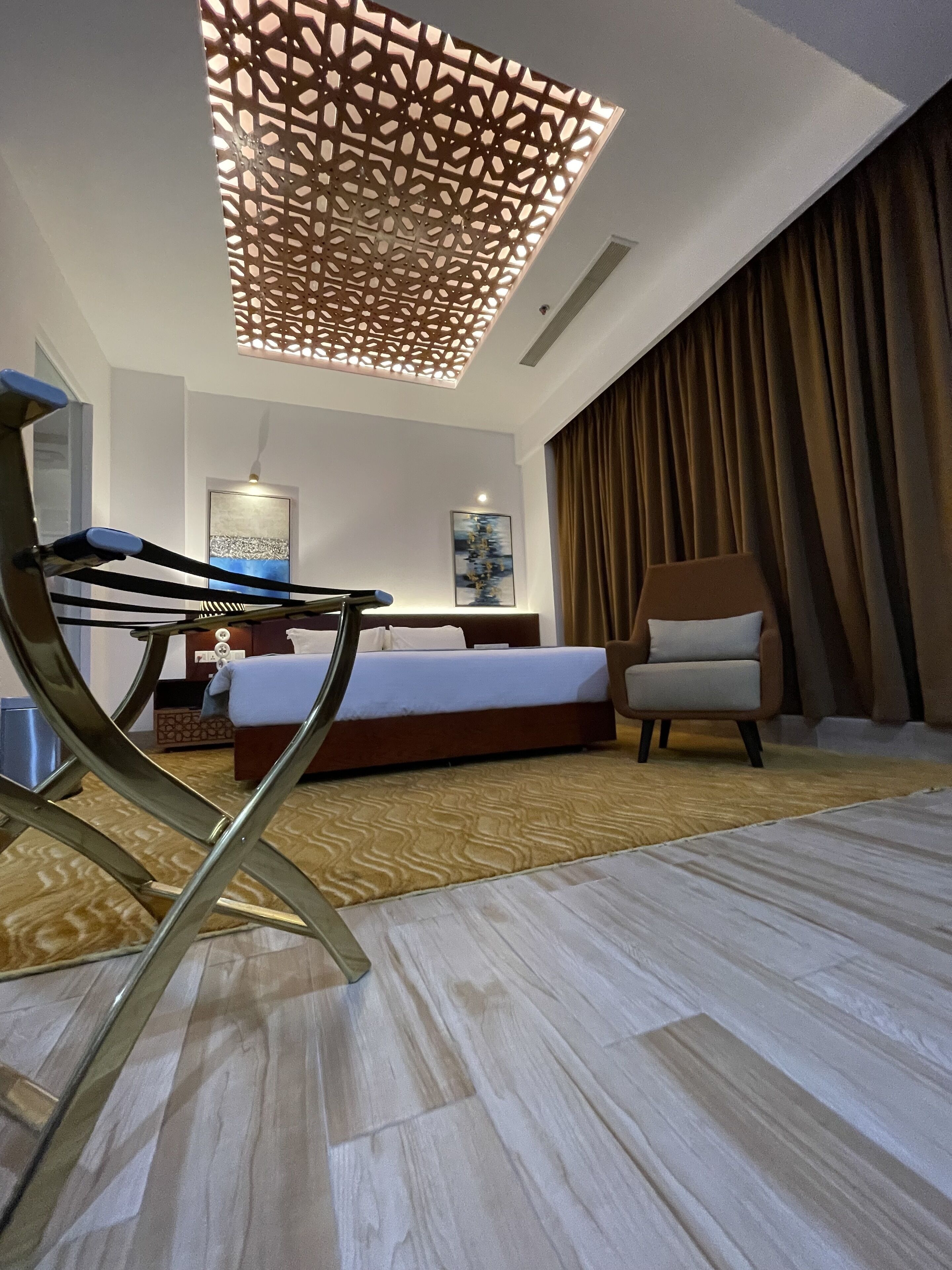 Presidential Suite | Wohnbereich | 43-Zoll-Flachbildfernseher mit Satellitenempfang, Kamin, Fußbodenheizung