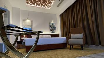 Presidential Suite | Wohnbereich | 43-Zoll-Flachbildfernseher mit Satellitenempfang, Kamin, Fußbodenheizung