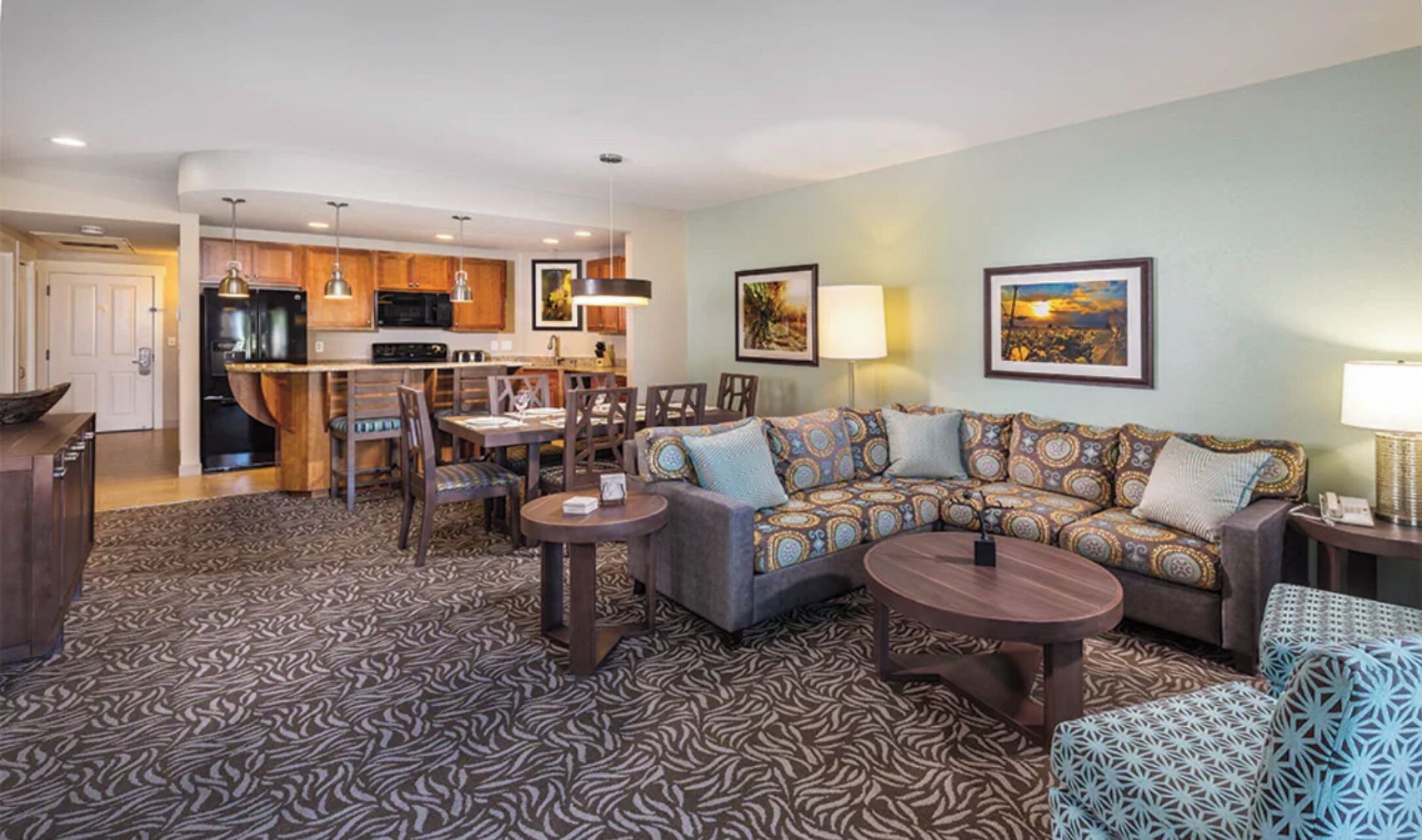 Tv, eldstad, ett bordtennisbord och printers