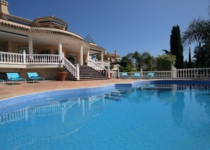 Outdoor pool - Villa (Las Lagunas de Mijas)