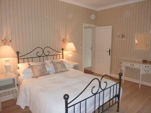 6 bedrooms, in-room safe, desk, iron/ironing board