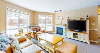 Dog-friendly, ski-in/out condo with seasonal hot tub - close to village & dining