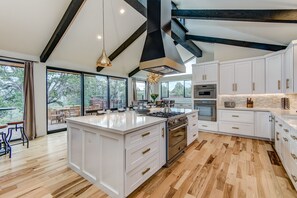 ثلاجة/مجمد بحجم كبير، ميكروويف، فرن، موقد طهي مسطح