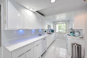 Réfrigérateur, micro-ondes, plaque de cuisson, lave-vaisselle