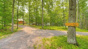 Sorapolkua, joka kulkee metsäisen alueen läpi, ja sen varrella on kyltti, jossa lukee ”Miller Bay”.