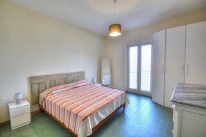 1 bedroom, free WiFi, bed sheets - Appartamento Naia B: A graceful apartment located right on the beach, with Free WI-FI. (Sorrento)