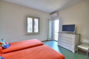 2 bedrooms, free WiFi, bed sheets - Appartamento Naia C: A graceful apartment located right on the beach, with Free WI-FI. (Sorrento)