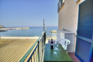 Property grounds - Appartamento Naia C: A graceful apartment located right on the beach, with Free WI-FI. (Sorrento)
