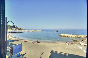 Beach - Appartamento Naia C: A graceful apartment located right on the beach, with Free WI-FI. (Sorrento)