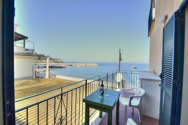 Property grounds - Appartamento Naia C: A graceful apartment located right on the beach, with Free WI-FI. (Sorrento)