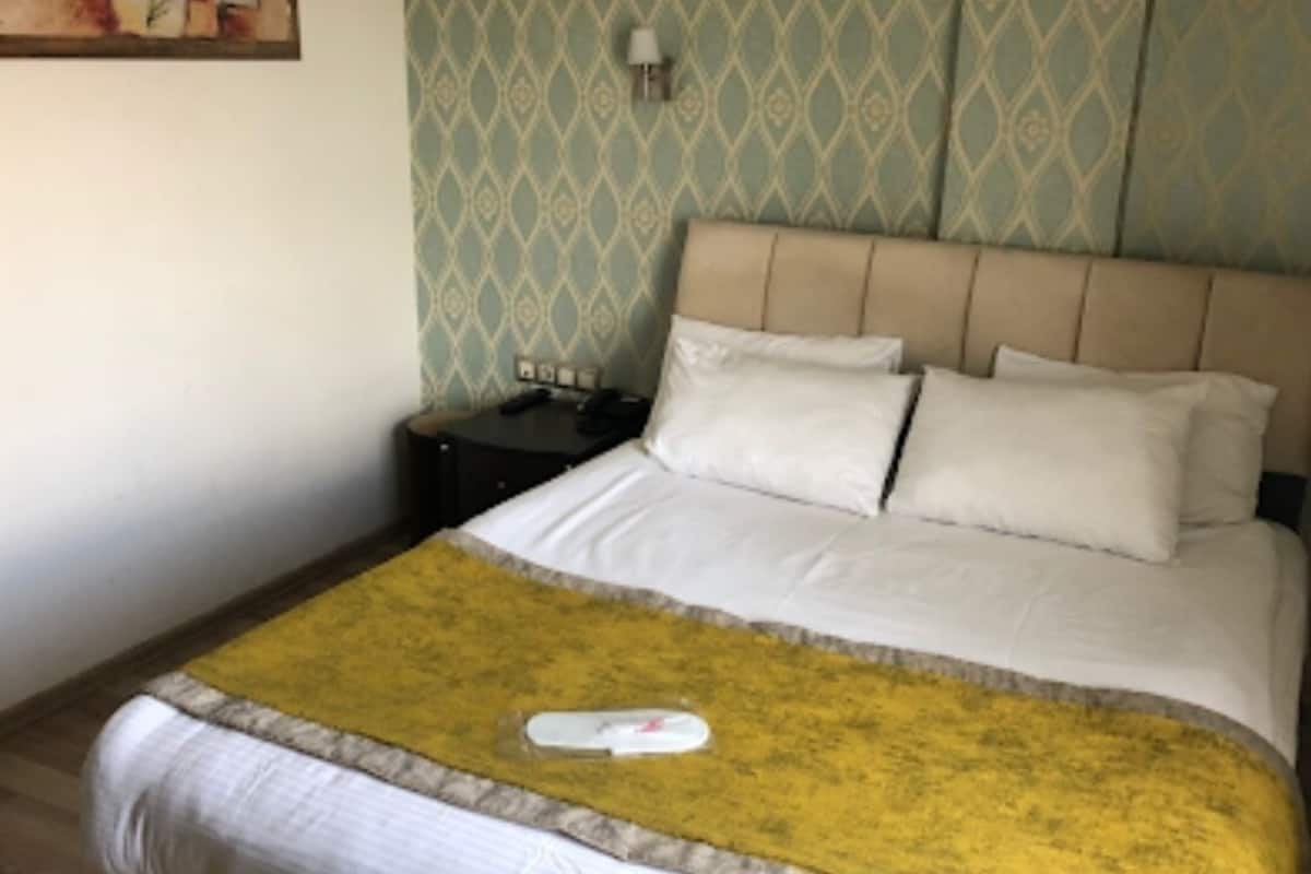 Minibar, wifi gratis y ropa de cama