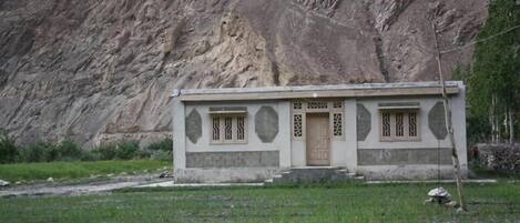 Vista frontal de la propiedad