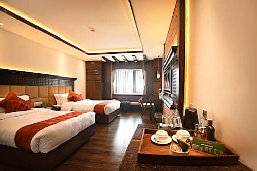Deluxe Twin Room | Premium bedding, minibar, desk, laptop workspace