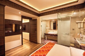 Junior suite | Luxe beddengoed, een minibar, een bureau, een laptopwerkplek