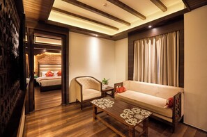 小型套房 | 高档床上用品、迷你吧、办公桌、笔记本电脑工作区