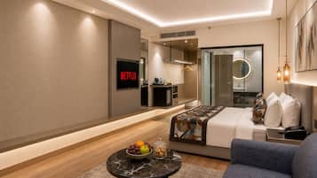 Club Double Room | Minibar, in-room safe, individually furnished, desk