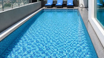 Piscine extérieure, parasols de plage