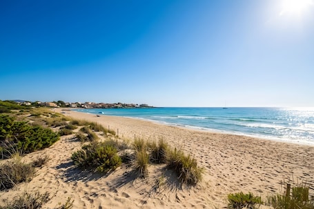 Plage à proximité. Villa 'Sa Nineta' avec vue mer, piscine privée, terrasse, jardin, Wi-Fi et climatisation.