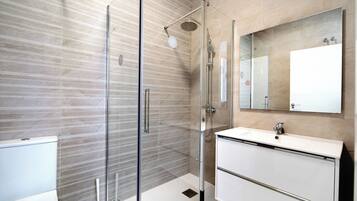 Suihku, hiustenkuivaaja, pyyhkeet