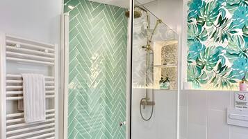 Shower, hair dryer, towels