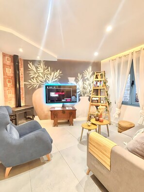 TV, fireplace - Holiday Home "Recuerdos del Sur" with Pool, Terrace, Balcony, BBQ, A/C & Wi-Fi (El Gastor)