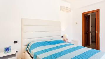 5 bedrooms, iron/ironing board, WiFi, bed sheets