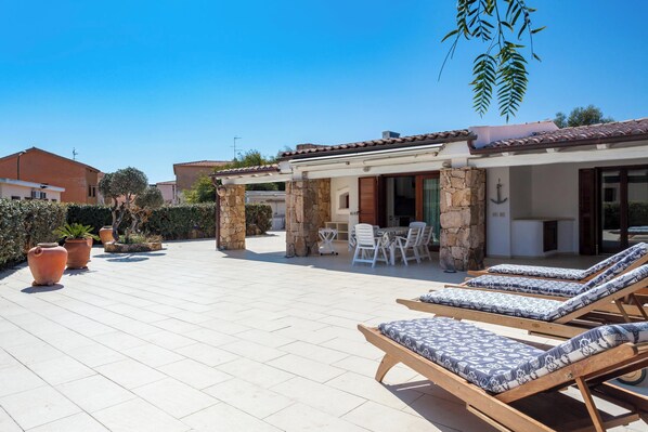 Outdoor dining - Casa Isabella Villa con dependance close to the Beach, Garden, Terraces, BBQ & A/C (Porto San Paolo)