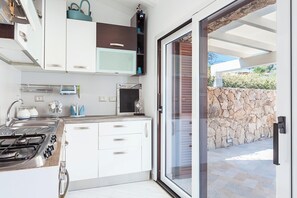 Een koelkast, een microgolfoven, een oven, een kookplaat