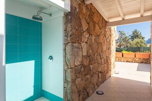 Property grounds - Casa Isabella Villa with Guesthouse near the Beach, Garden & Air Conditioning (Porto San Paolo)