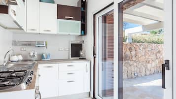 Jääkaappi, mikroaaltouuni, uuni, liesi