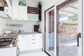 Fridge, microwave, oven, stovetop - Casa Isabella Villa with Guesthouse near the Beach, Garden & Air Conditioning (Porto San Paolo)