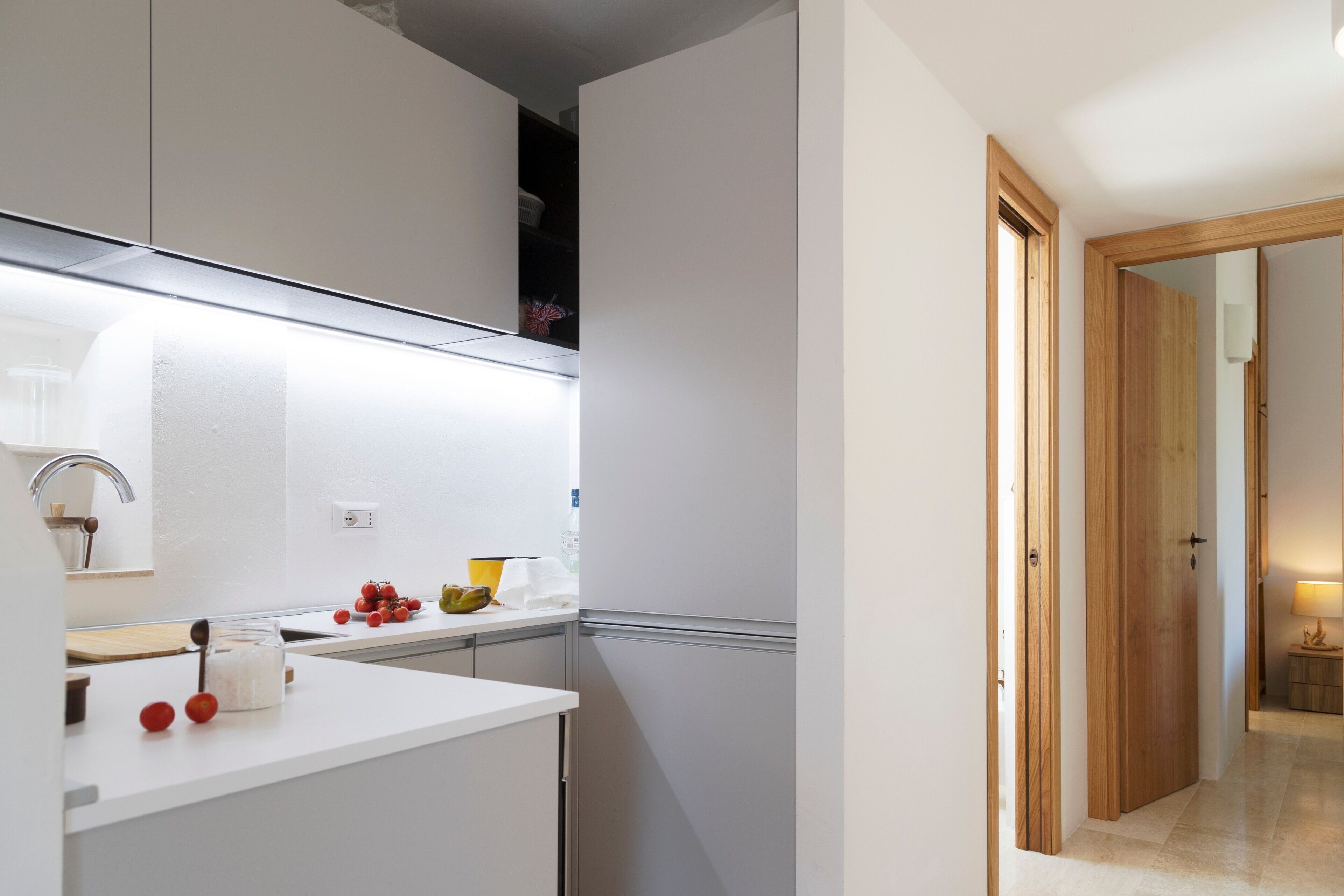 Frigorífico, horno, placa de cocina y lavavajillas