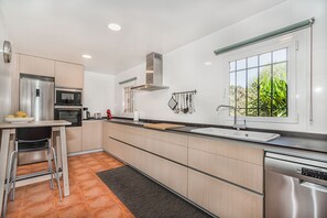 冰箱、微波炉、烤箱、炉灶