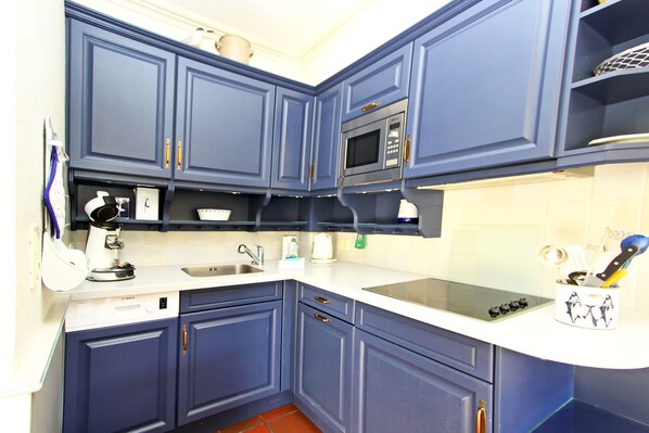 Køleskab, mikrobølgeovn, opvaskemaskine, kaffe-/temaskine