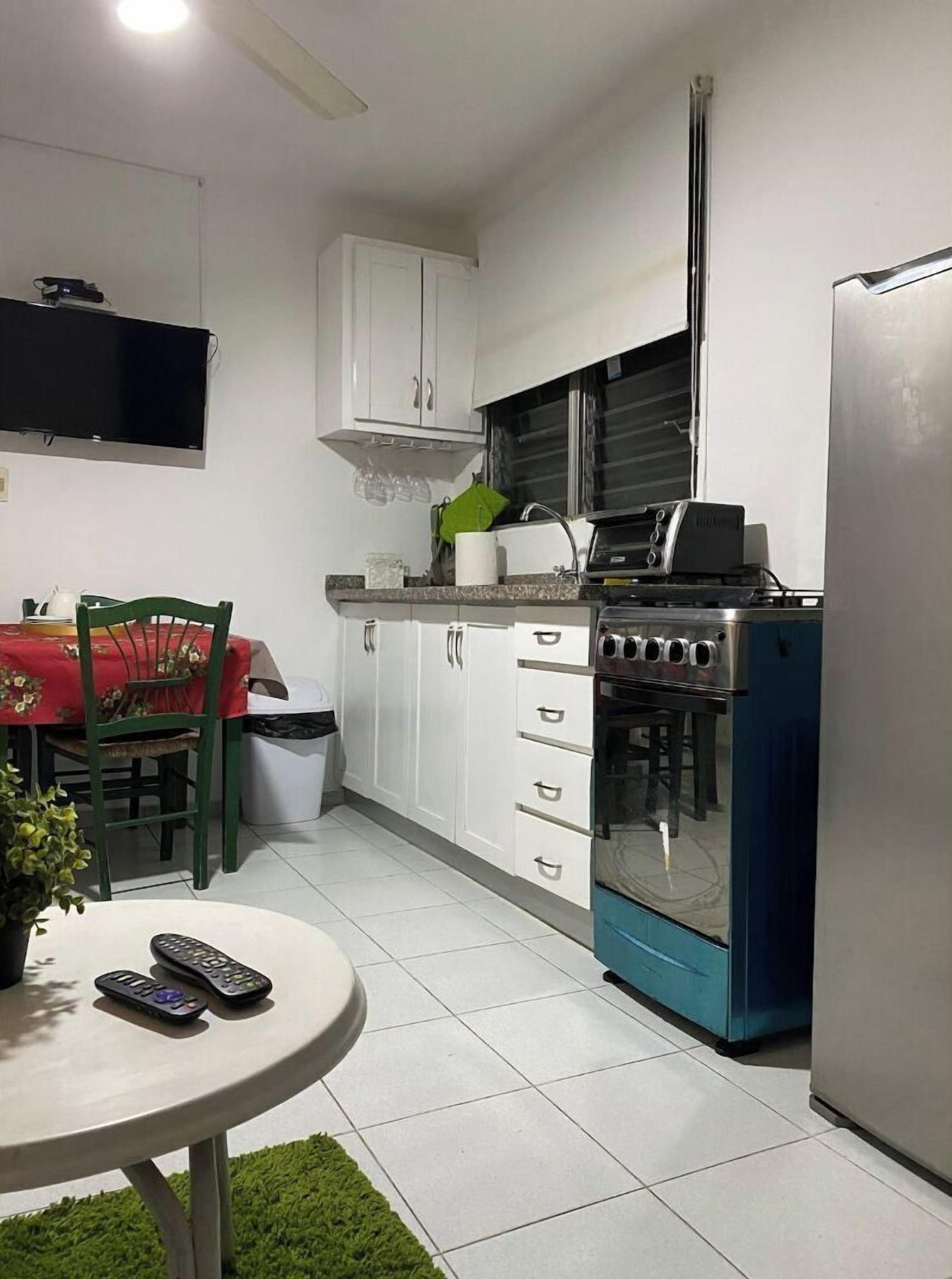 Kühlschrank, Ofen, Wasserkocher mit Kaffee-/Teezubehör, Mixer