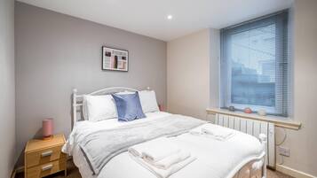 1 habitación, tabla de planchar con plancha, wifi y ropa de cama