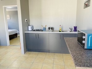 Réfrigérateur, micro-ondes, plaque de cuisson, bouilloire électrique