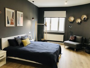 Apartamento clássico | Roupas de cama premium, escrivaninha, espaço de trabalho para notebook