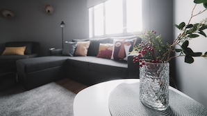Apartamento família | Roupas de cama premium, escrivaninha, espaço de trabalho para notebook