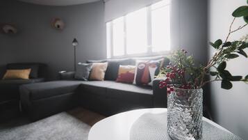 Familieleilighet | Sengetøy av topp kvalitet, skrivebord og skrivebord for bærbar PC