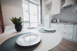 Apartamento básico | Cozinha privada | Geladeira grande, micro-ondas, cooktop, chaleira elétrica