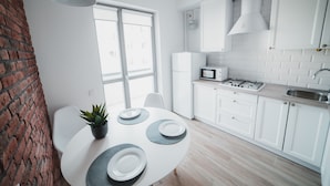 Apartamento básico | Cozinha privada | Geladeira grande, micro-ondas, cooktop, chaleira elétrica