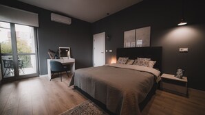 Apartamento básico | Roupas de cama premium, escrivaninha, espaço de trabalho para notebook