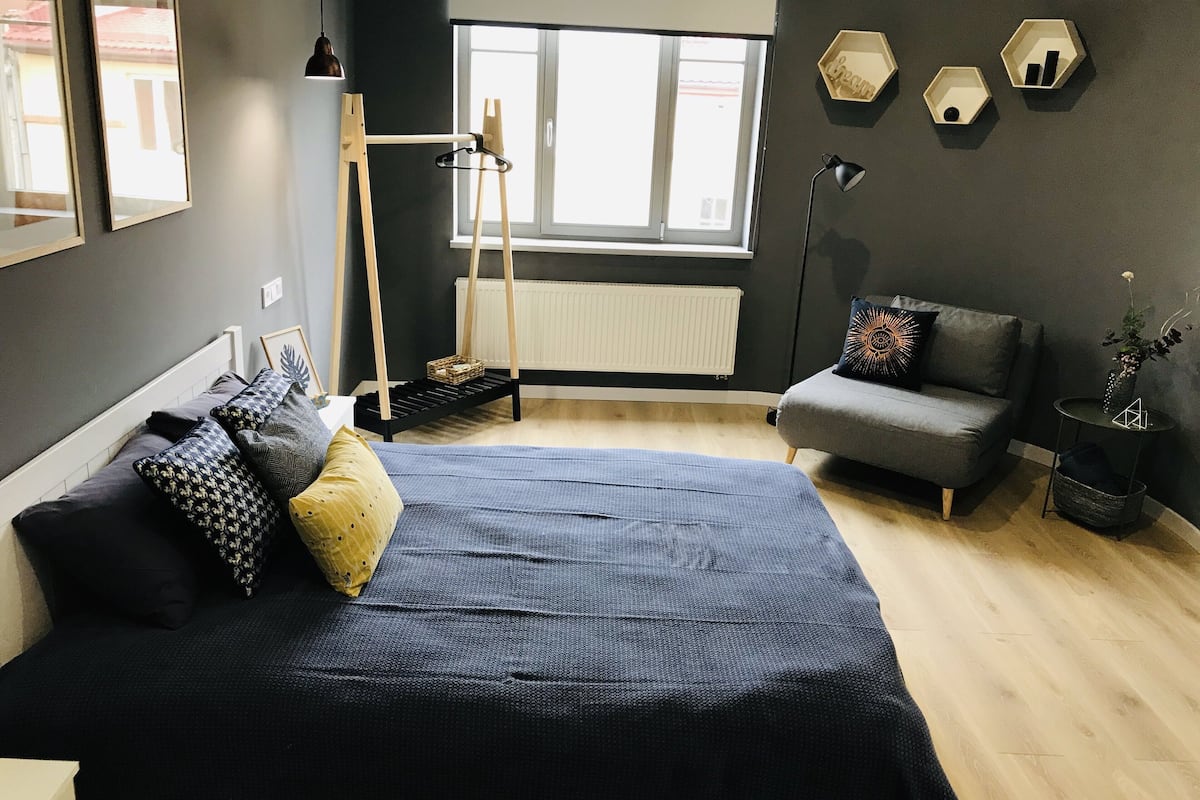 Classic-Apartment | Hochwertige Bettwaren, Schreibtisch, laptopgeeigneter Arbeitsplatz