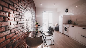 Apartamento família | Cozinha privada | Geladeira grande, micro-ondas, cooktop, chaleira elétrica