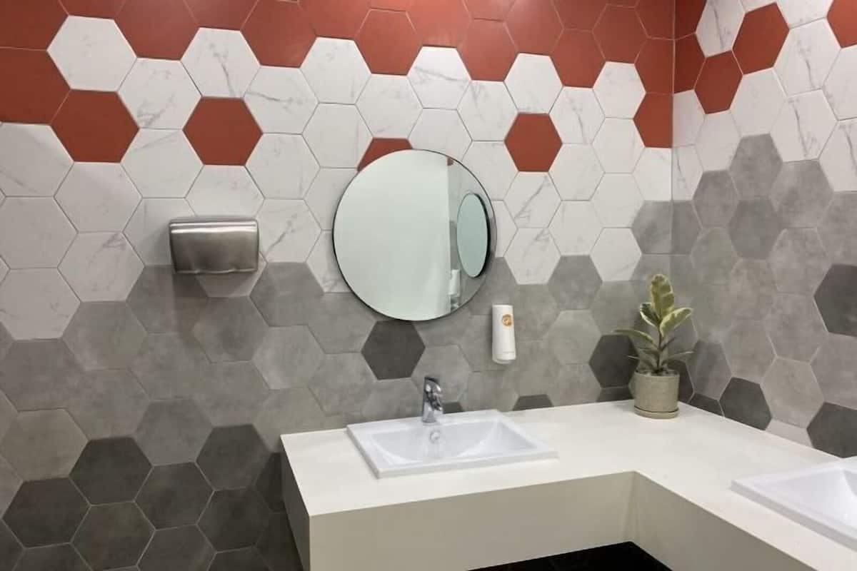 Baño | Ducha, cabezal de ducha tipo lluvia, zapatillas y bidé