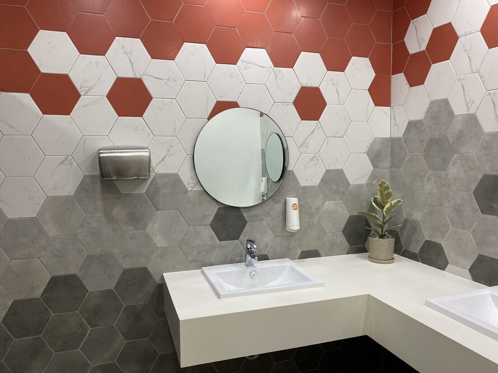 Douche, douche à « effet pluie », chaussons, bidet