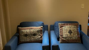 Studio – deluxe | Oppholdsområde | En 50-tommers smart-TV med Parabol-TV samt TV og Netflix