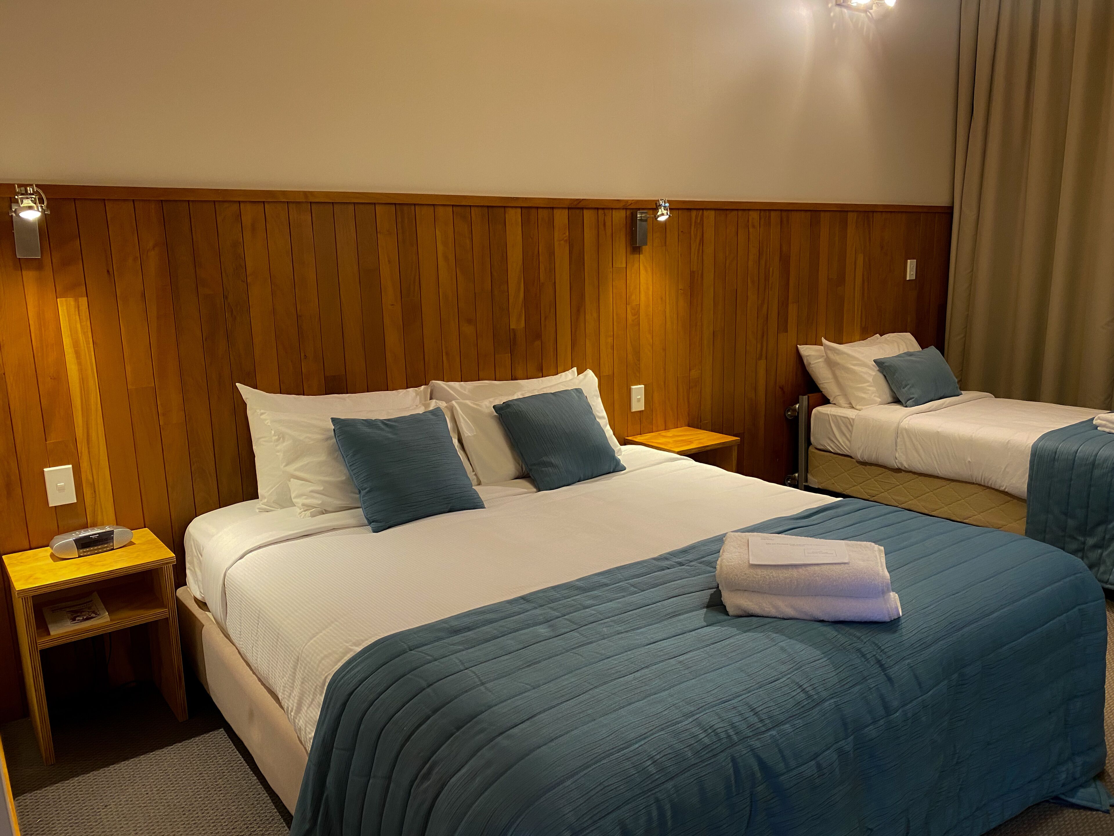 Estudio Premier | Escritorio, tabla de planchar con plancha, wifi gratis y ropa de cama