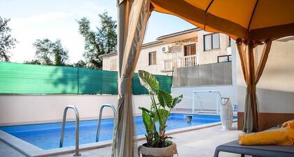 Idyllically situated vacation home with pool for 6